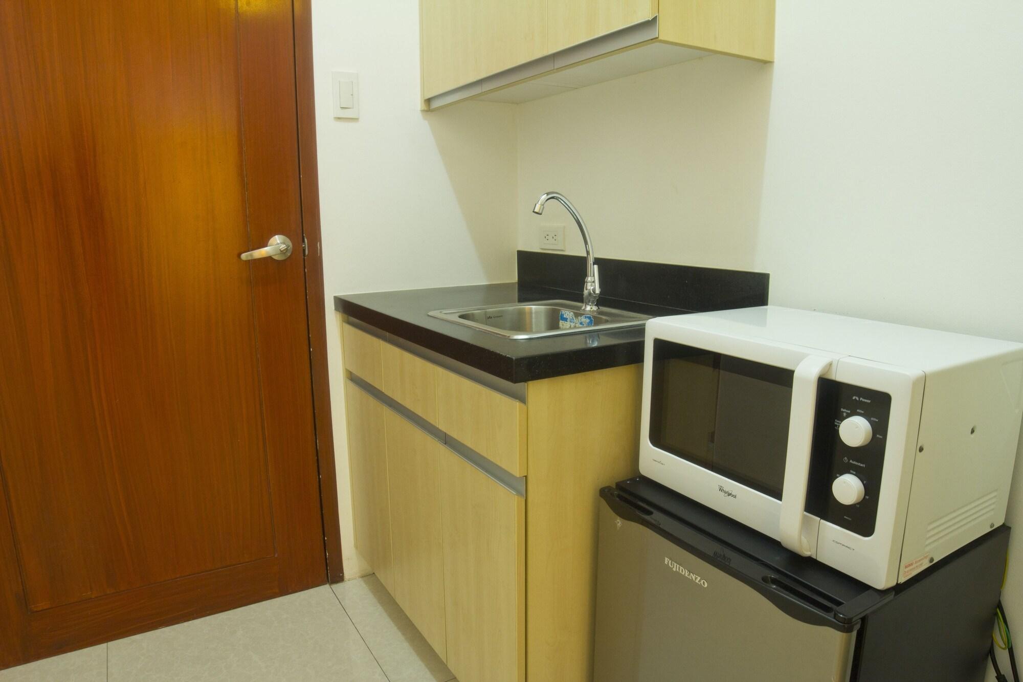 Oyo 893 Dian Suites Makati Manila Exteriör bild