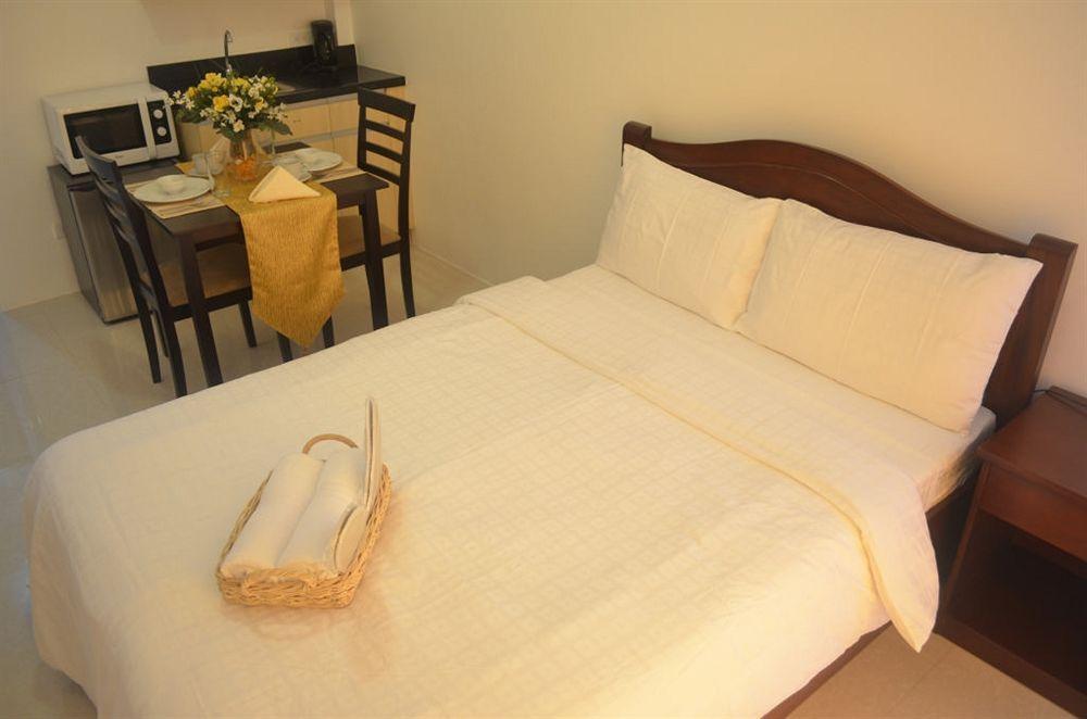 Oyo 893 Dian Suites Makati Manila Exteriör bild