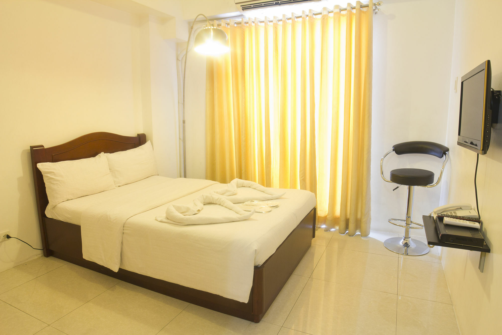 Oyo 893 Dian Suites Makati Manila Exteriör bild