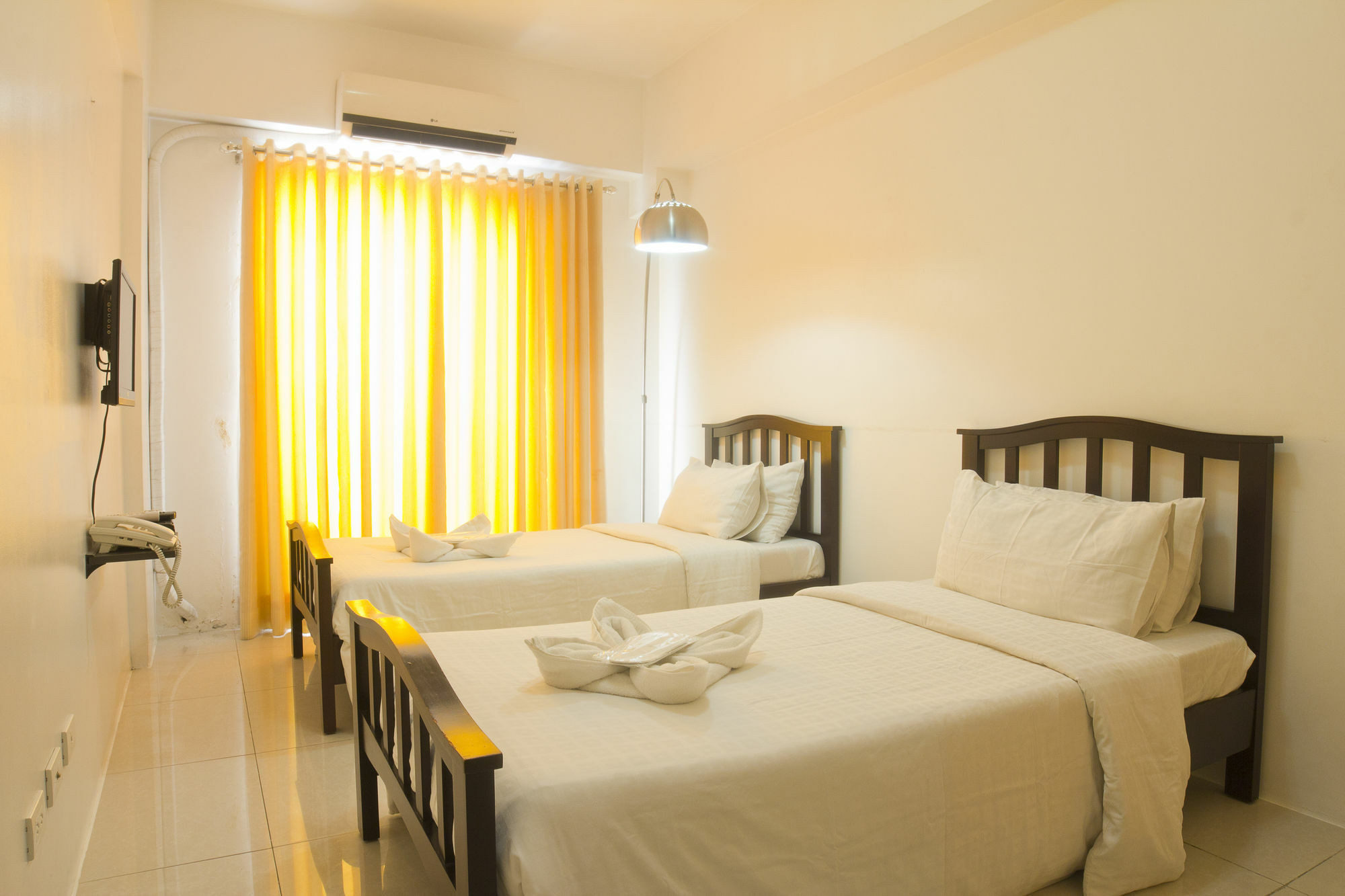 Oyo 893 Dian Suites Makati Manila Exteriör bild