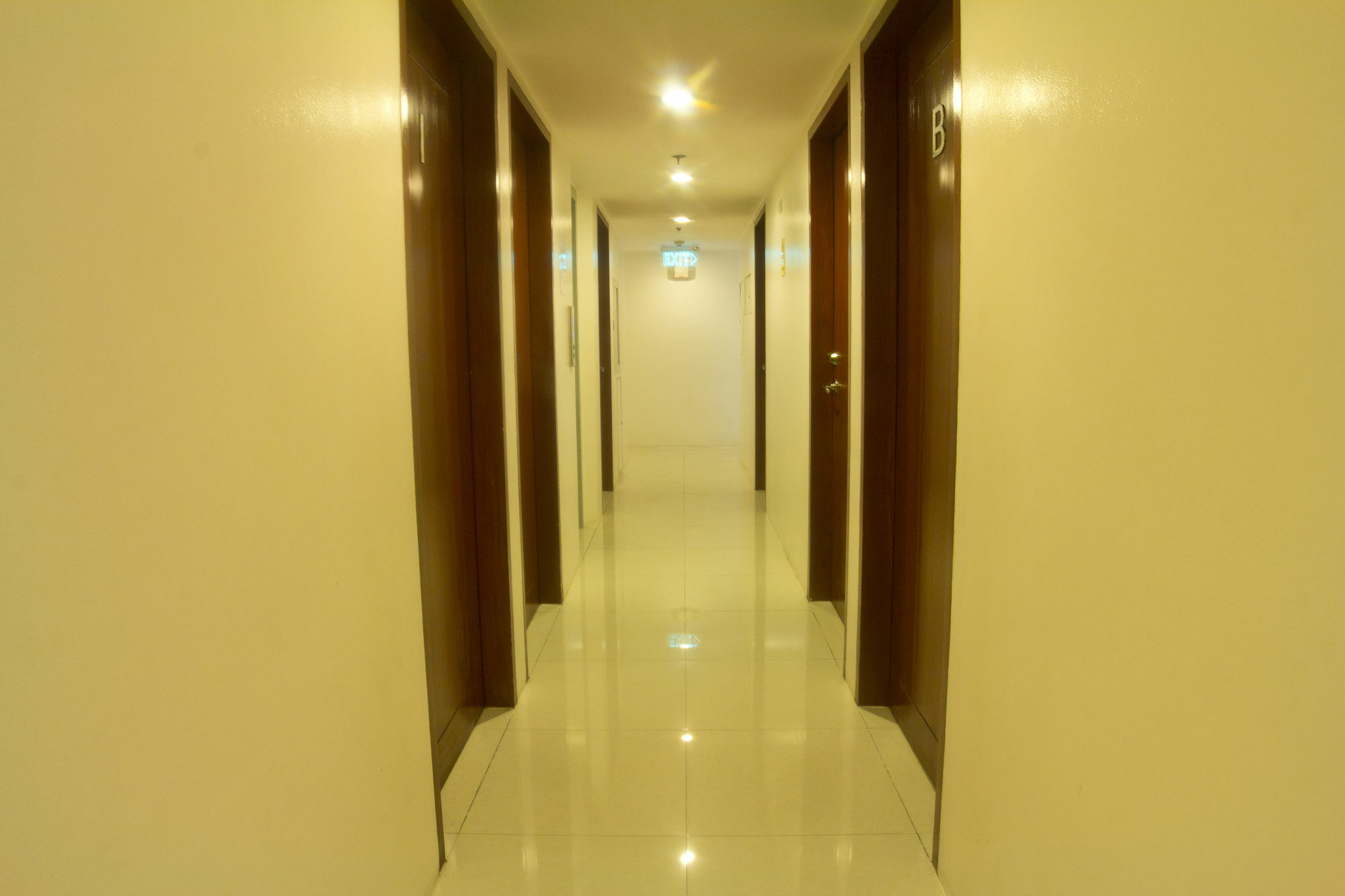 Oyo 893 Dian Suites Makati Manila Exteriör bild