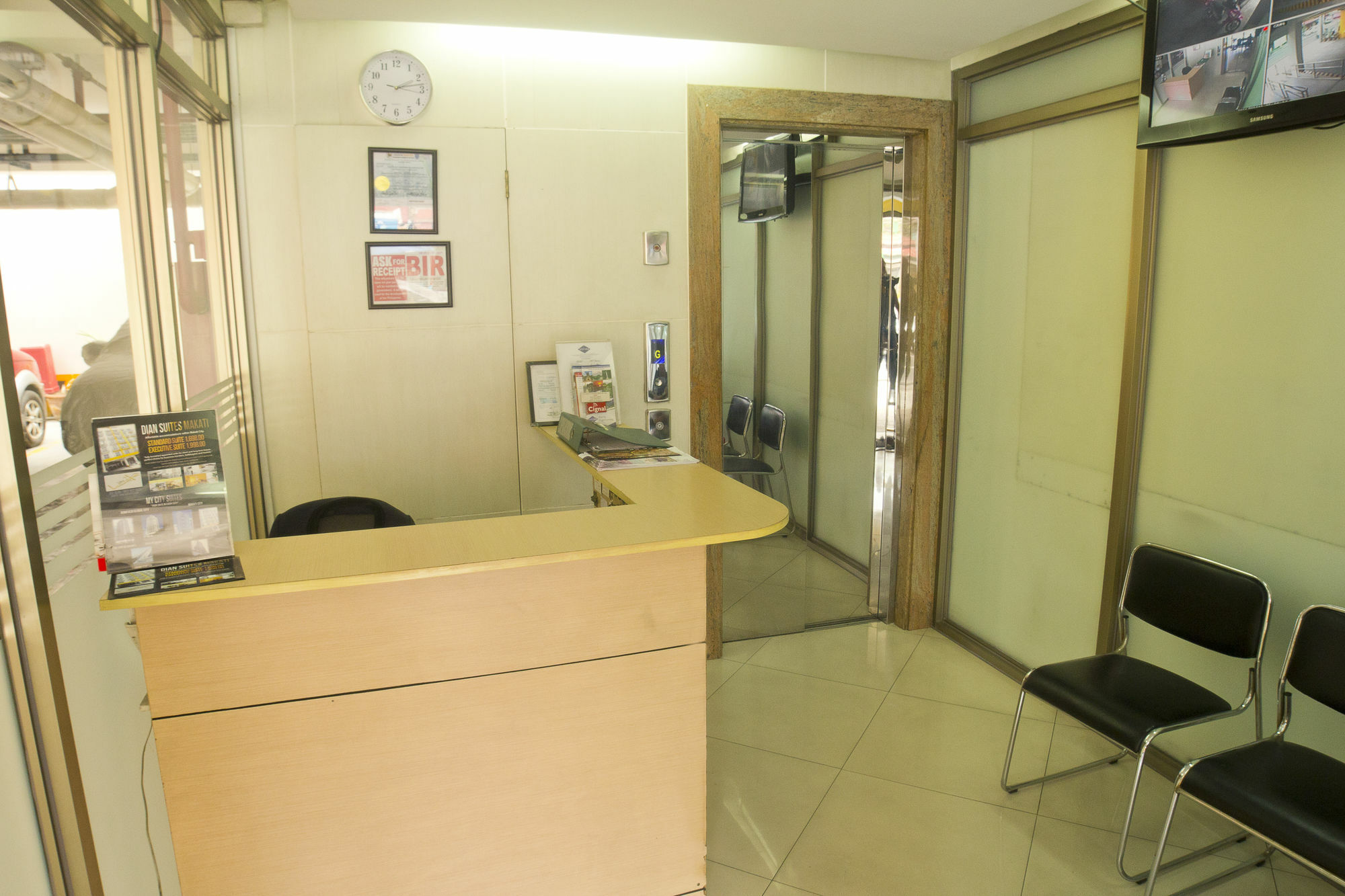 Oyo 893 Dian Suites Makati Manila Exteriör bild