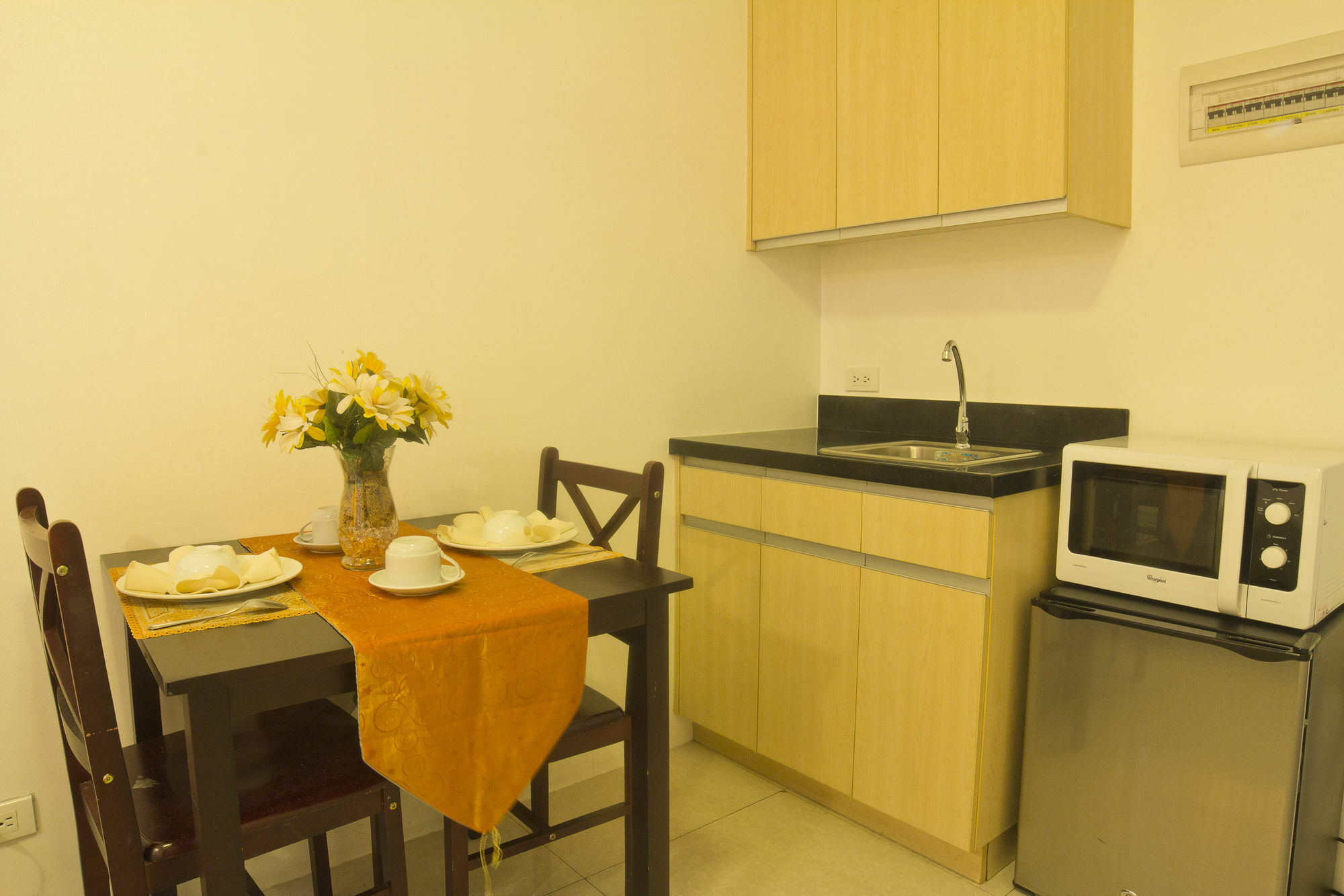 Oyo 893 Dian Suites Makati Manila Exteriör bild